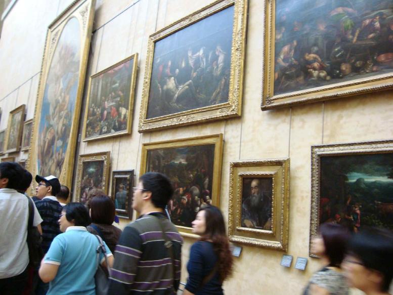 大小様々な大きさの絵が壁一面に展示されています。この辺りイタリア絵画の回廊が続きます。